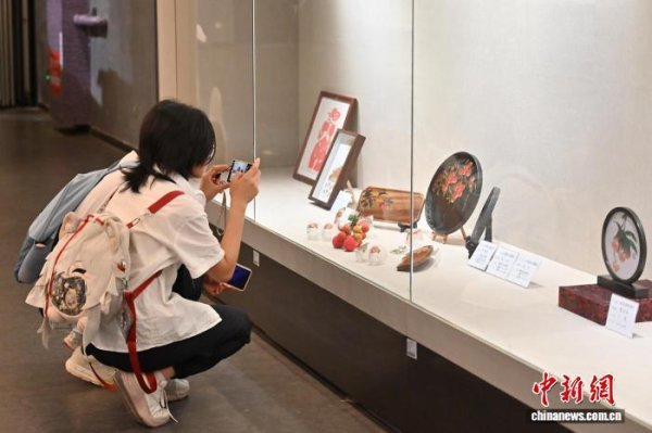 红和古 广州：“七月荔枝红”主题书画展吸引参观者