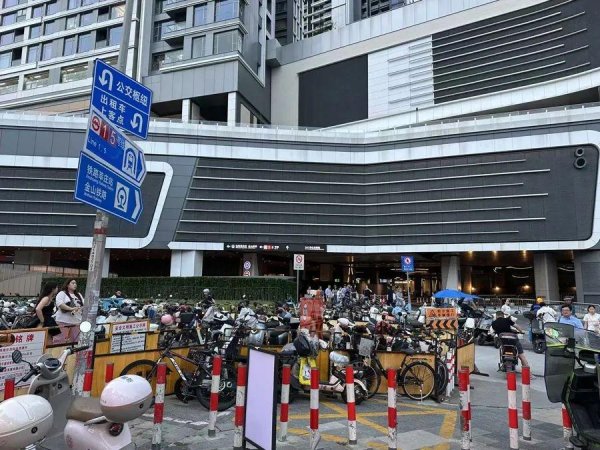 汇盈配资 上海重要交通枢纽站附近，非法运营猖獗！行人无路可走：实在是太乱了